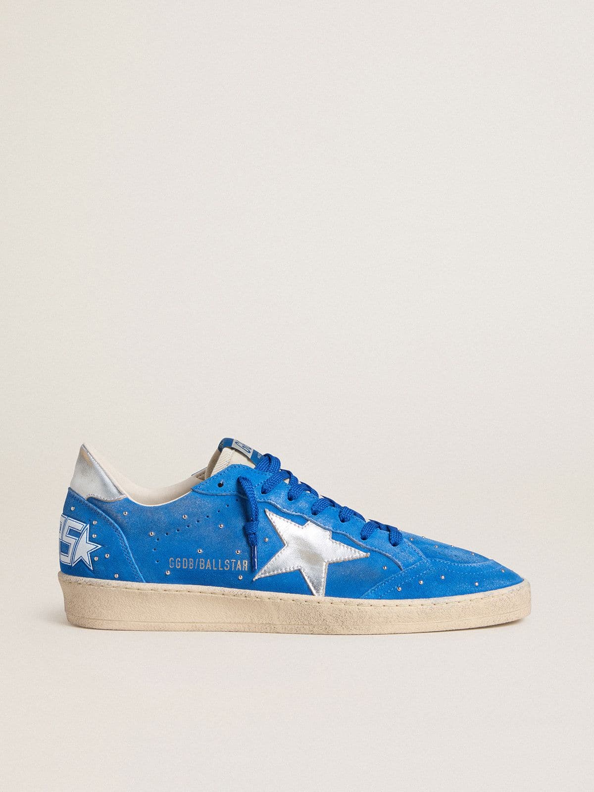 Golden Goose - Ball Star pour homme en cuir velours bleu ciel avec cabochons et &eacute;toile en cuir lam&eacute; argent&eacute; in 