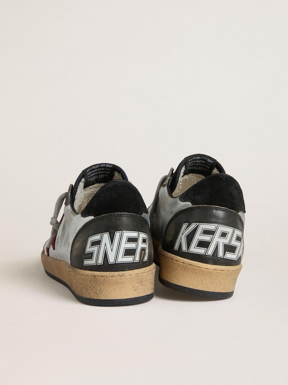 Golden Goose - Ball Star LTD für Herren aus silberfarbenem Rauleder mit rotem Raulederstern und schwarzen Einsätzen in 