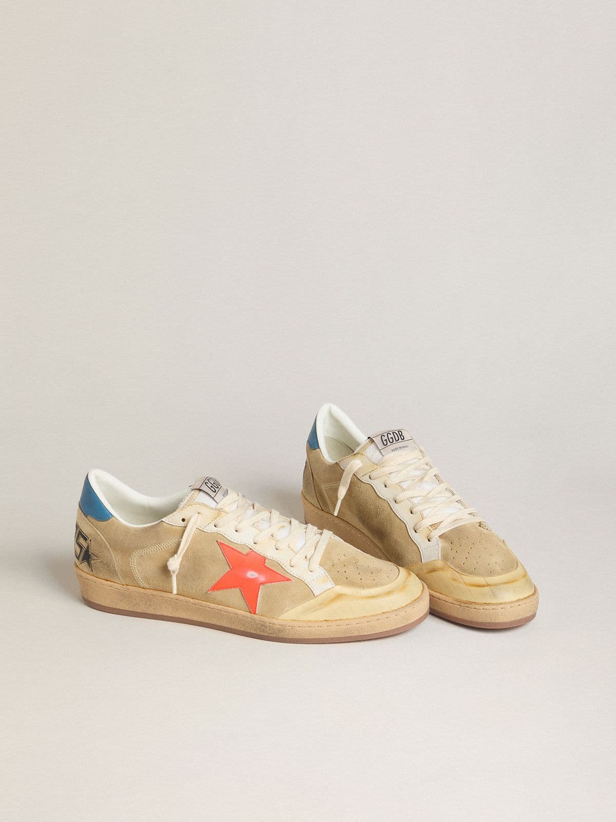 Ball Star de hombre de ante beige con estrella de piel coral y refuerzo del tal&oacute;n de napa azul