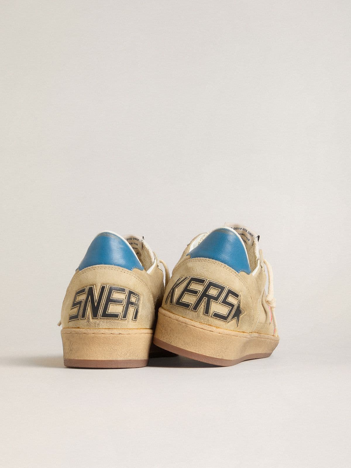 Golden Goose - Ball Star Masculino de suede bege com estrela de couro coral e tal&atilde;o de napa azul in 
