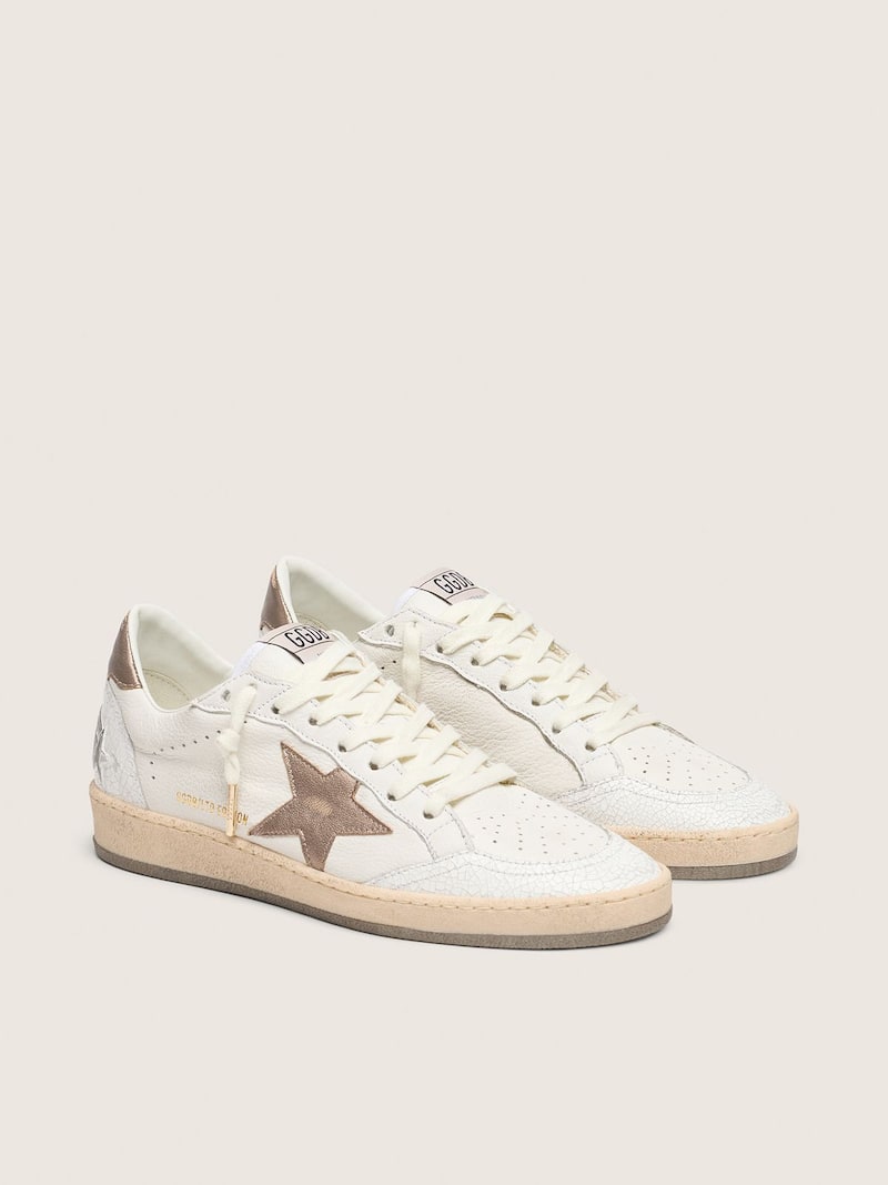 Golden Goose - Ball Star f&uuml;r Herren aus wei&szlig;em Nappa mit Stern und Ferse aus Metallic-Leder in Bronze in 