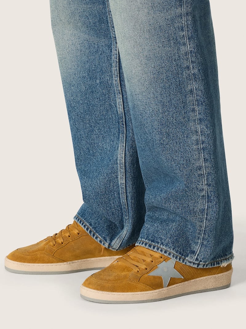 Golden Goose - Ball Star de hombre de ante ocre con estrella de piel y refuerzo del tal&oacute;n de ante celeste in 