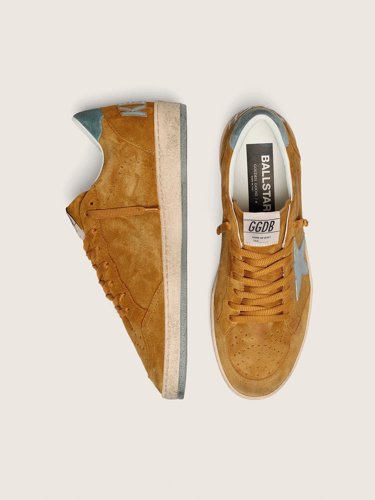 Golden Goose - Ball Star Masculino de suede ocre com estrela de couro e tal&atilde;o de suede azul-claro in 