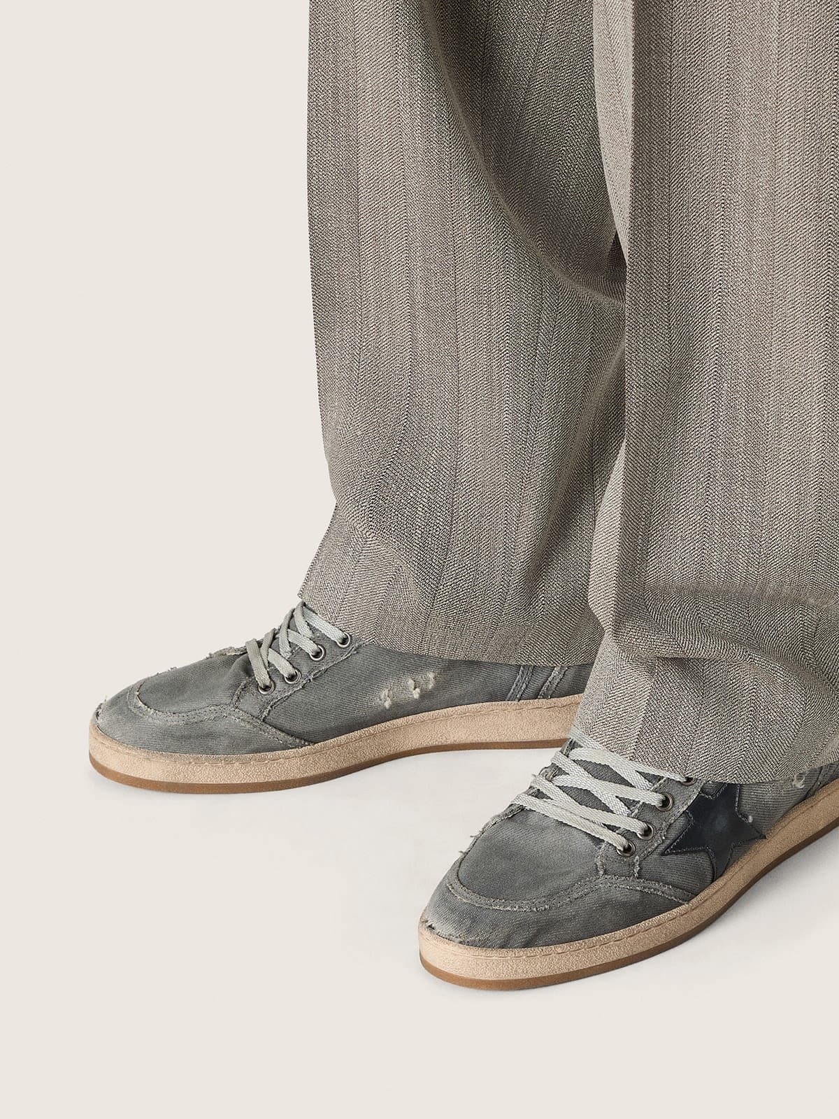 Golden Goose - Ball Star LTD Herren aus grauem Denim mit schwarzem Stern in 