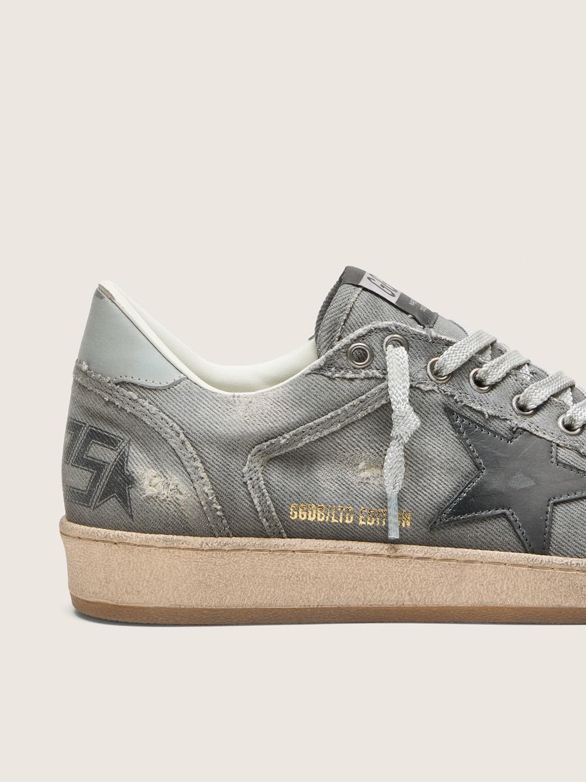 Golden Goose - Ball Star LTD Herren aus grauem Denim mit schwarzem Stern in 
