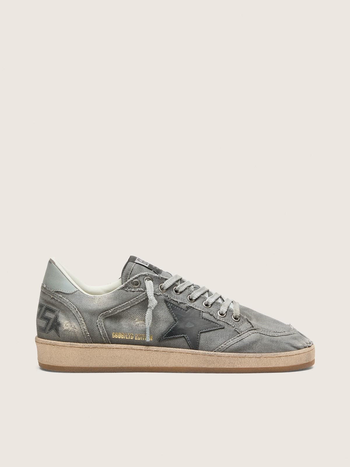 Golden Goose - Ball Star LTD Herren aus grauem Denim mit schwarzem Stern in 