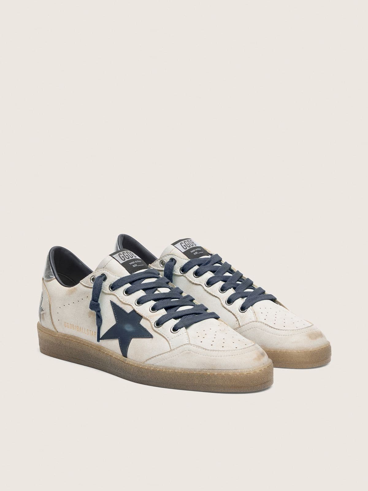 Golden Goose - Ball Star メンズ レザー（ホワイト） レザースター（ダークブルー）＆ラミネートレザーヒールタブ（シルバー） in 