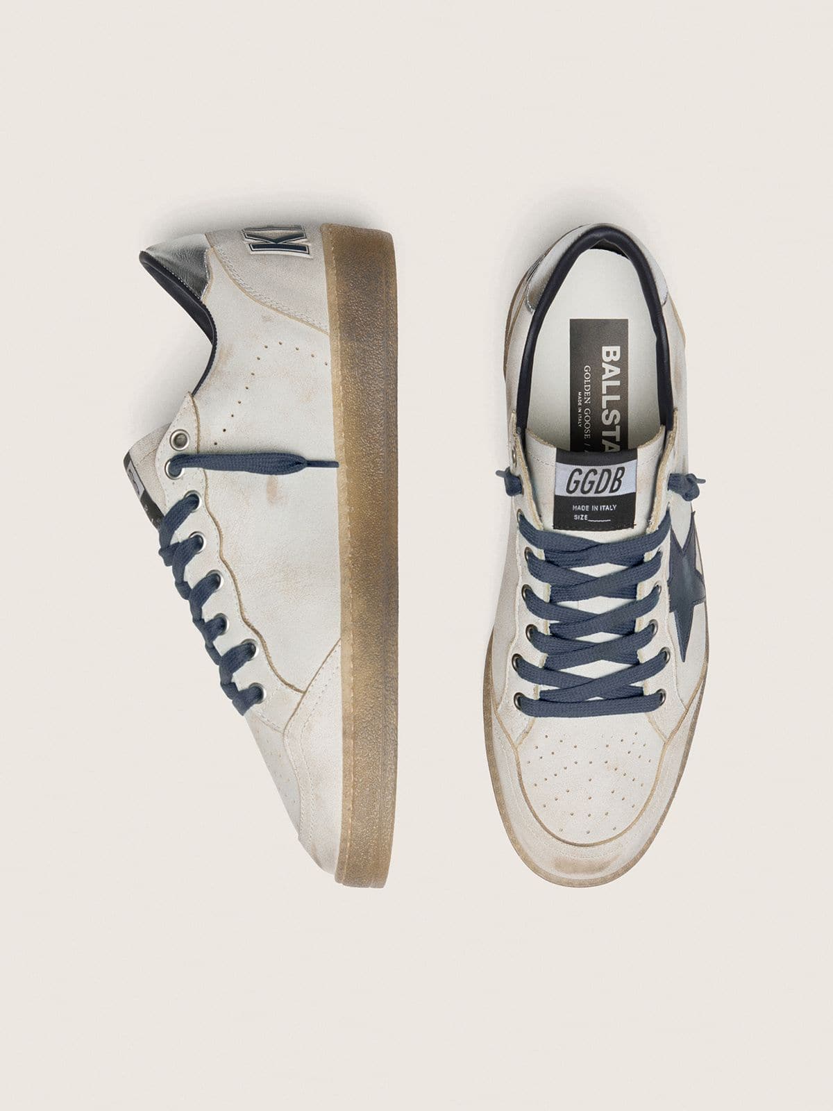 Golden Goose - Ball Star メンズ レザー（ホワイト） レザースター（ダークブルー）＆ラミネートレザーヒールタブ（シルバー） in 