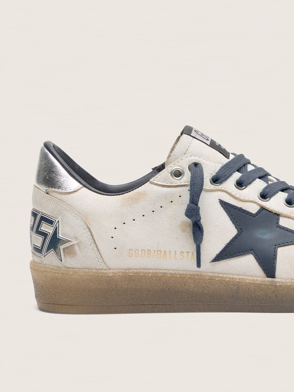 Golden Goose - Ball Star メンズ レザー（ホワイト） レザースター（ダークブルー）＆ラミネートレザーヒールタブ（シルバー） in 