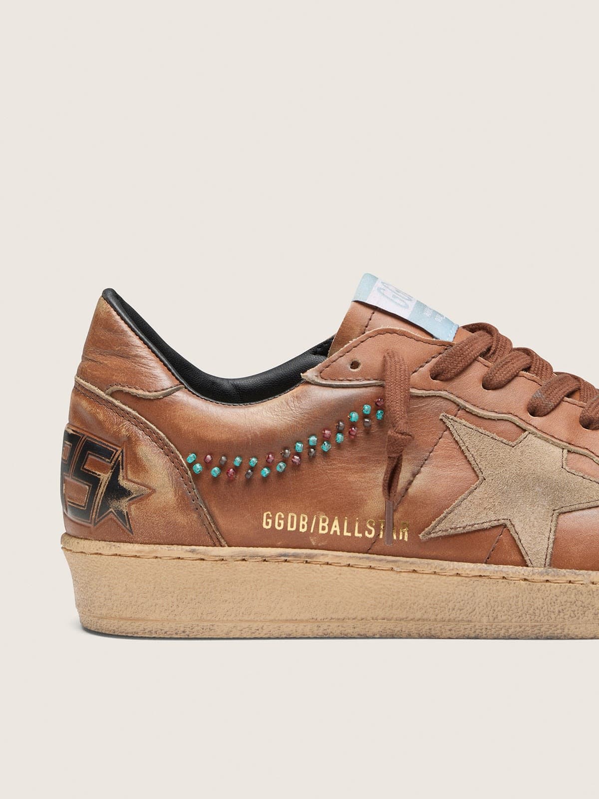 Golden Goose - Ball Star Herren aus braunem Leder mit beigem Raulederstern und Perlchen in 