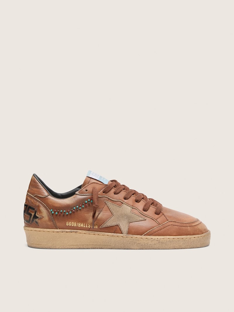 Ball Star de hombre de piel marr&oacute;n con estrella de ante beige y cuentas aplicadas