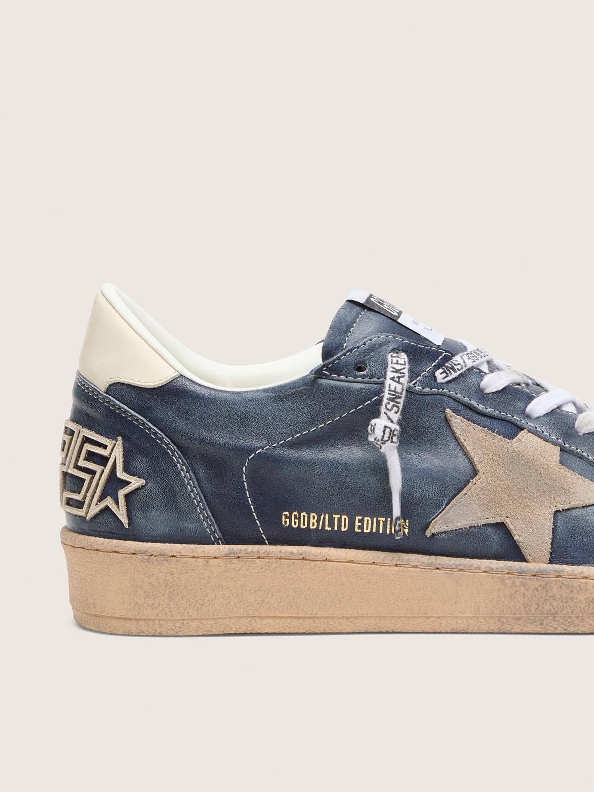Golden Goose - Ball Star LTD uomo in pelle blu scuro con stella in suede beige in 