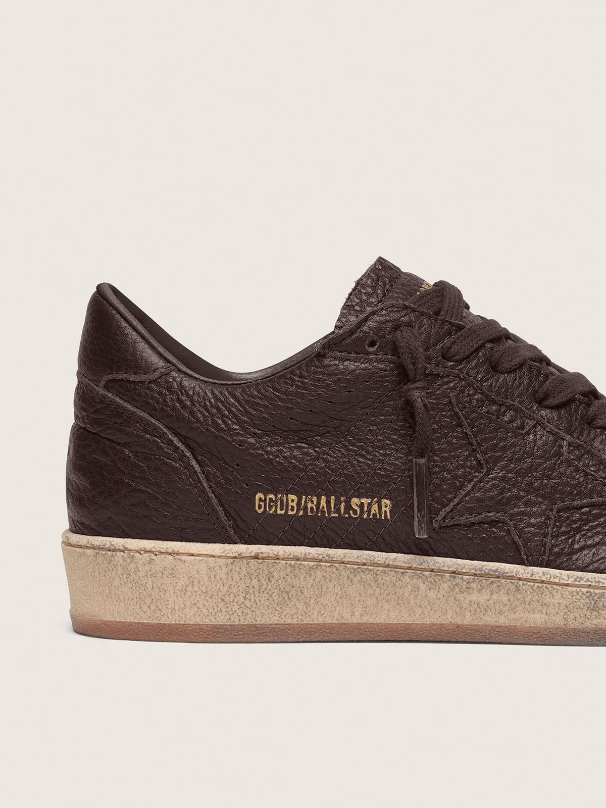 Golden Goose - Ball Star masculino de couro marrom-escuro com estrela de couro tom sobre tom in 