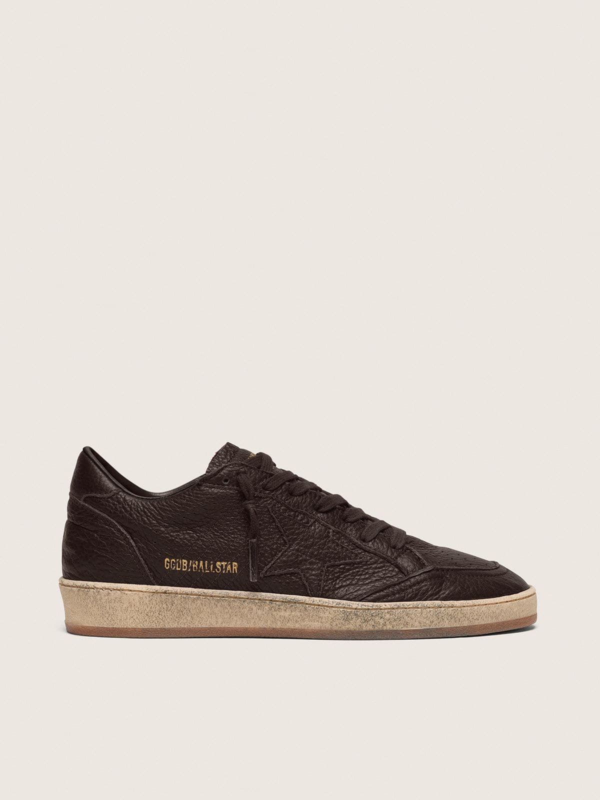 Golden Goose - Ball Star masculino de couro marrom-escuro com estrela de couro tom sobre tom in 