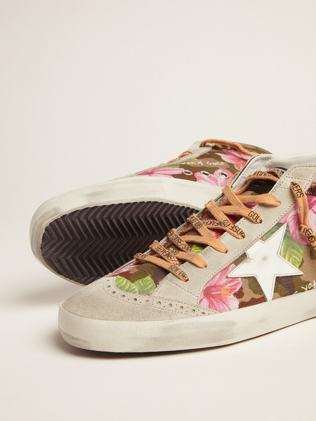 Golden Goose - Sneakers Mid Star mit floralem Camouflagedessin in 