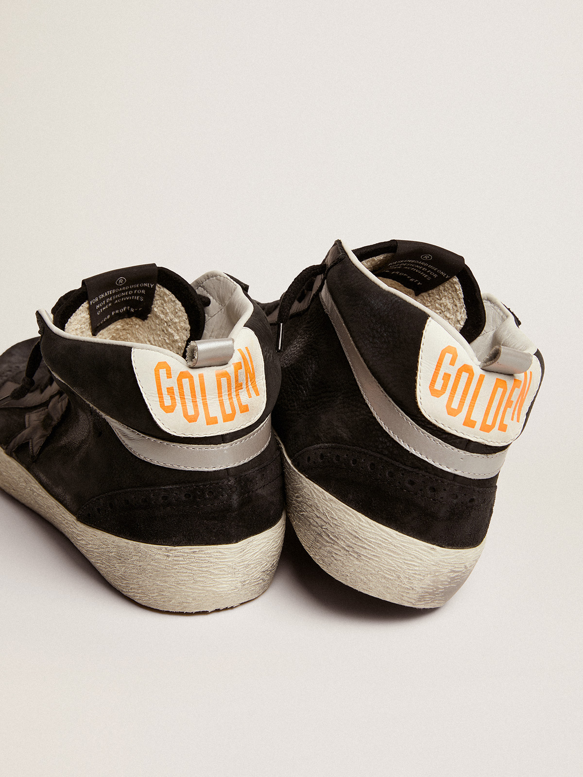 Golden Goose - Mid Star para hombre de nobuk con estrella de piel negra y destello plateado in