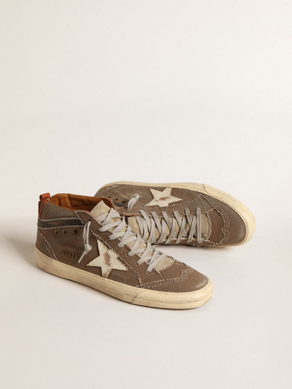 Golden Goose - Mid Star aus grünem Canvas mit Lederstern und schwarzem Komma in 