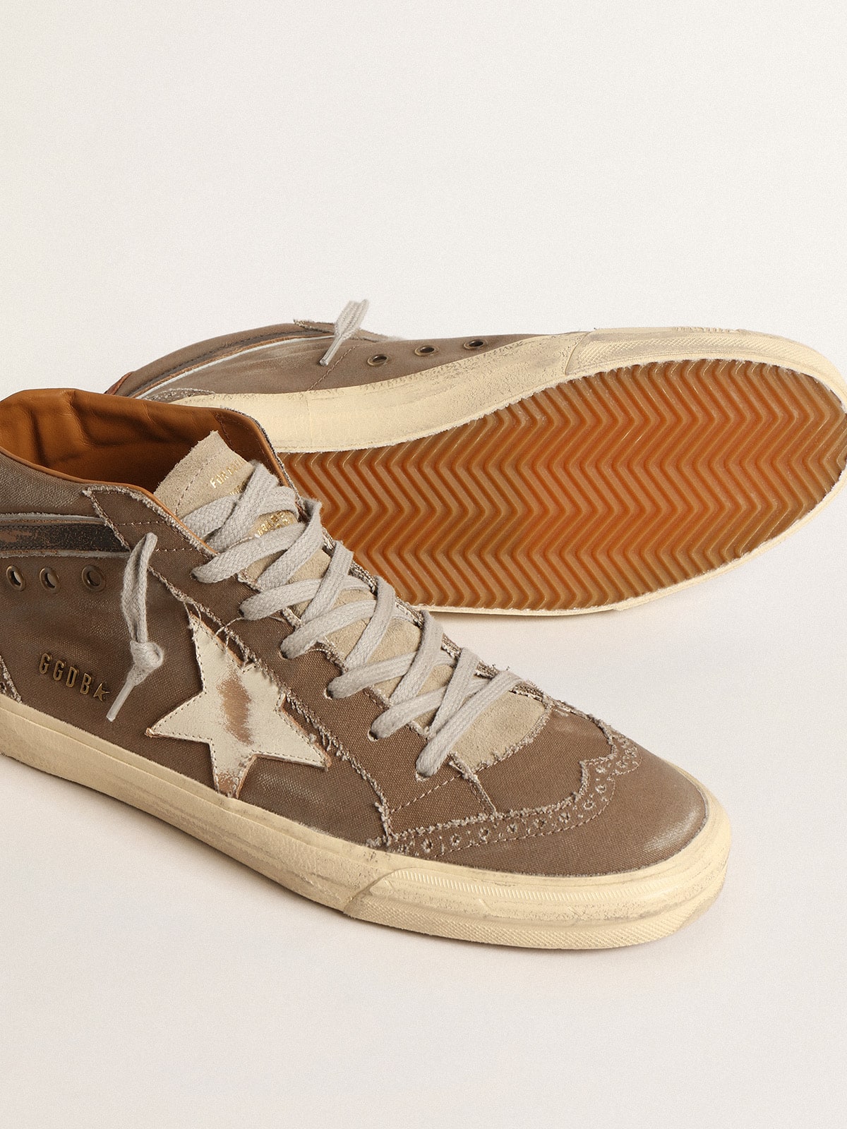 Golden Goose - Mid Star aus grünem Canvas mit Lederstern und schwarzem Komma in 