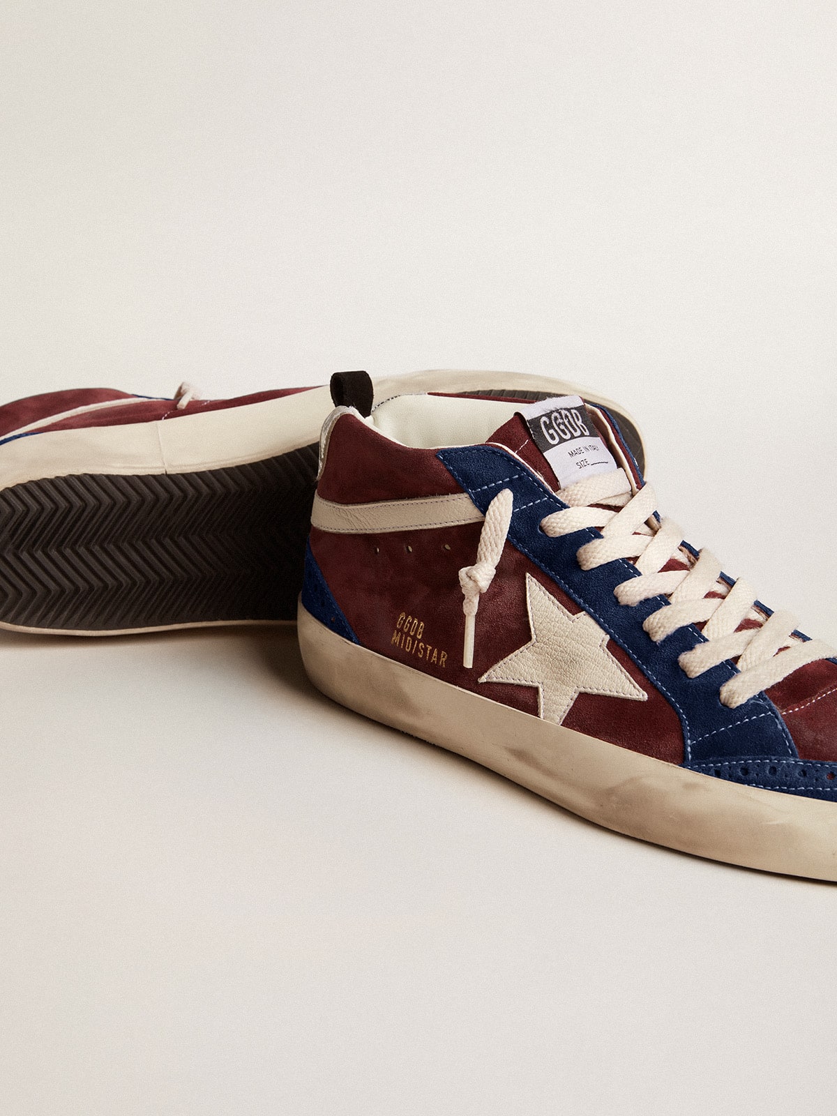 Golden Goose - Mid Star aus weinrotem Rauleder mit Stern und Komma aus weißem Nappaleder in 