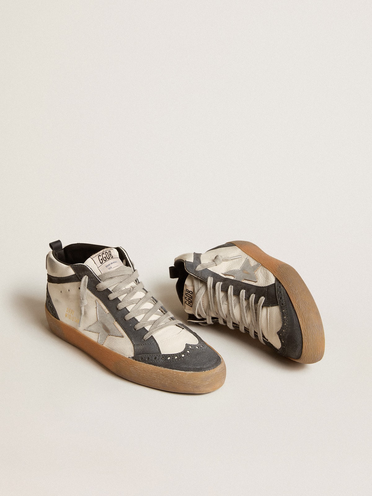 Golden Goose - Mid Star en nappa avec étoile en cuir argenté et virgule en daim noir in 