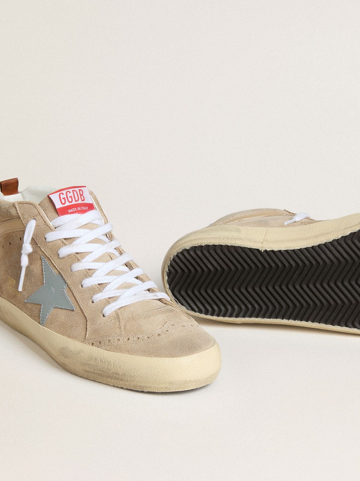 Golden Goose - Herren Mid Star aus beigem Rauleder mit Stern und Ferse aus puderblauem Leder in 