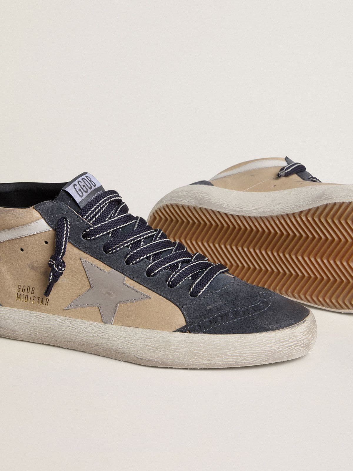 Golden Goose - Mid Star de Hombre de ante beige y azul con estrella de napa gris y detalle de «coma» de piel blanca in 