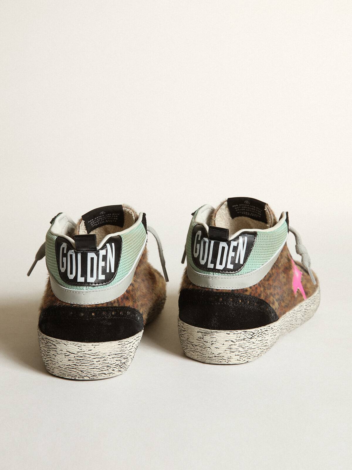 Golden Goose - Tênis Mid Star em cavalino com estampa de leopardo e estrela de couro fúcsia in 