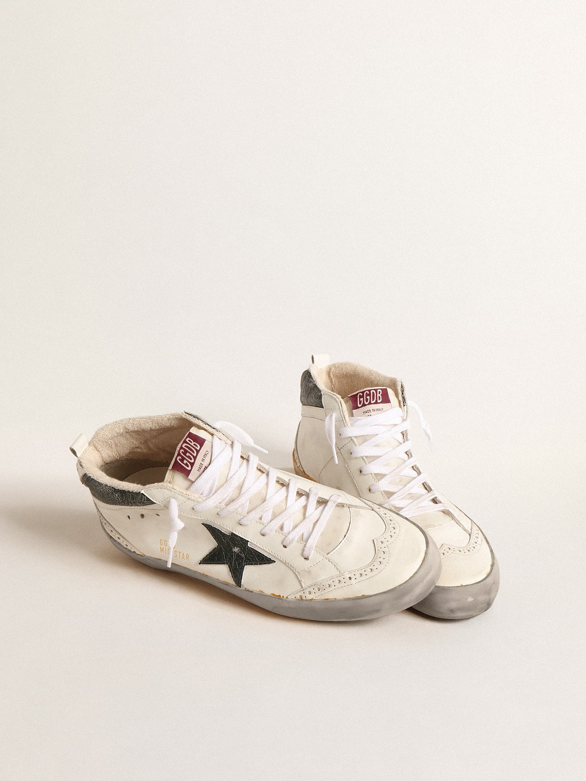 Golden Goose - Mid Star con stella in pelle laminata verde e virgola bianca in 