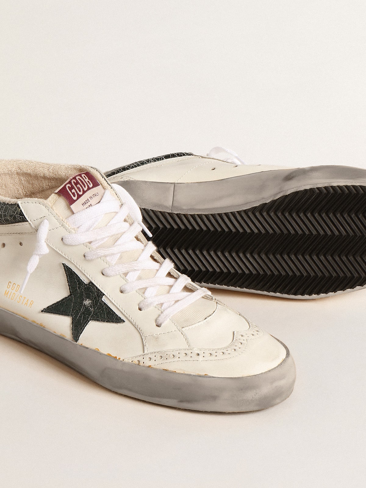 Golden Goose - Mid Star con stella in pelle laminata verde e virgola bianca in 