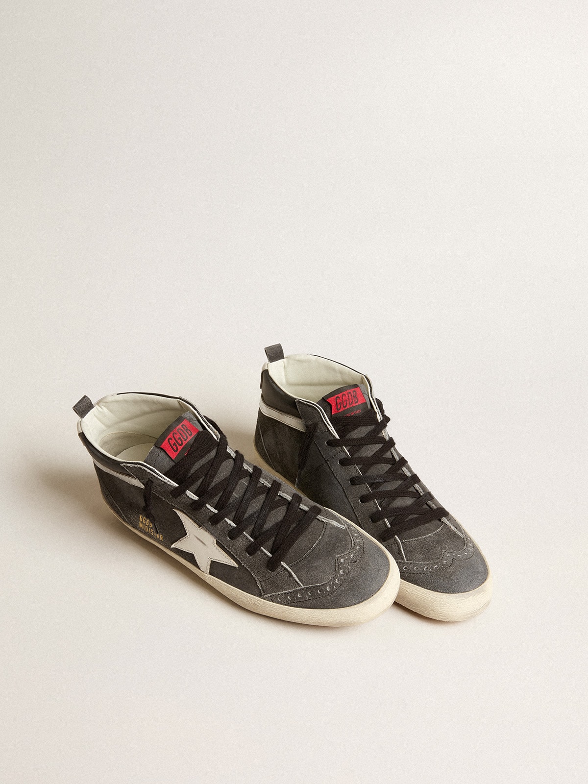 Golden Goose - Mid Star de ante negro con estrella de piel blanca y detalle de «coma» plateado in 