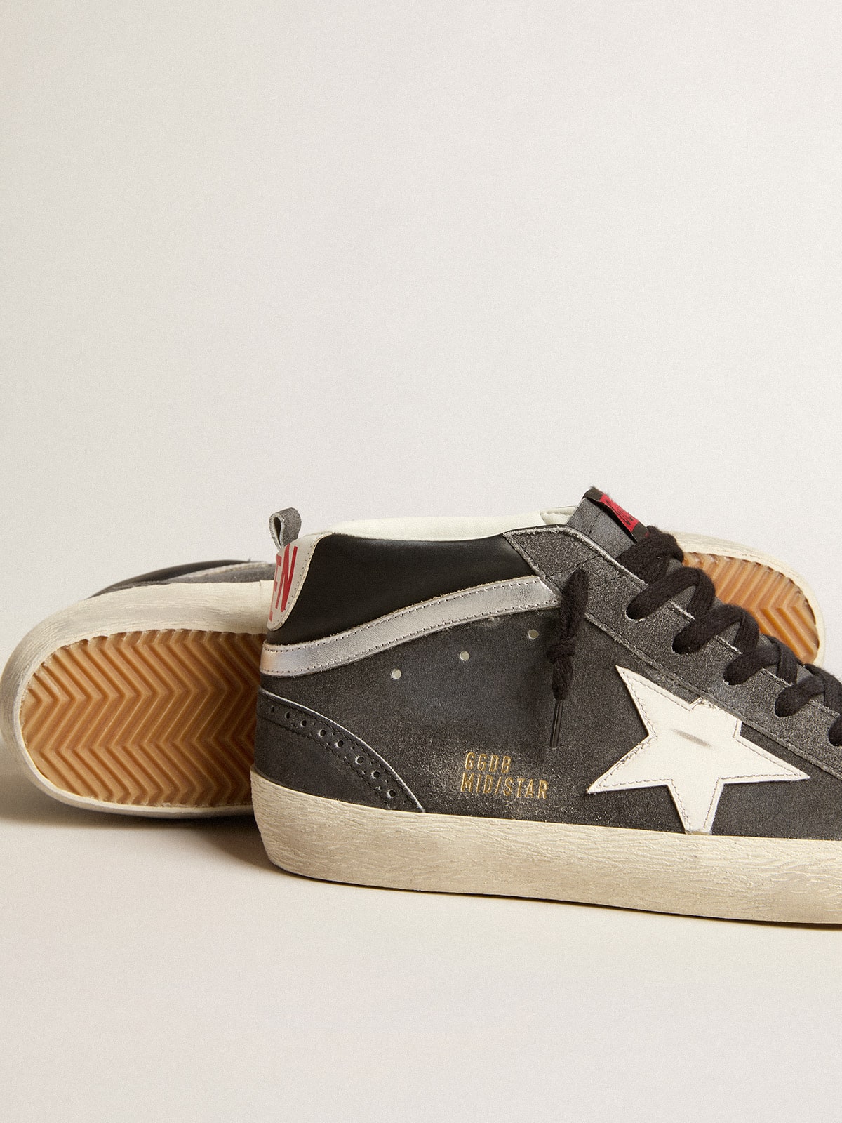 Golden Goose - Mid Star de ante negro con estrella de piel blanca y detalle de «coma» plateado in 