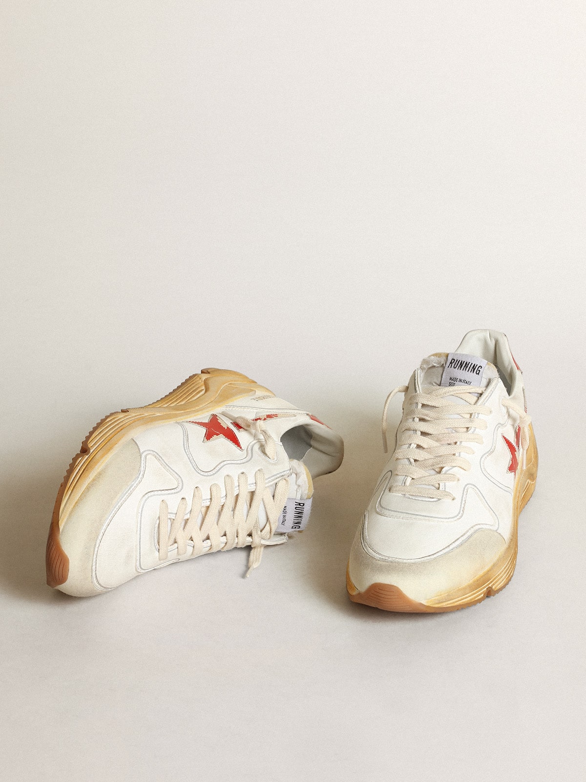 Golden Goose - Running Sole homme avec étoile et contrefort en cuir à imprimé rouge in 