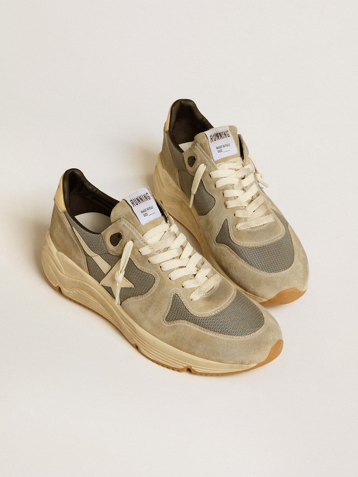 Golden Goose - Running Sole en daim gris avec étoile et contrefort blancs in 