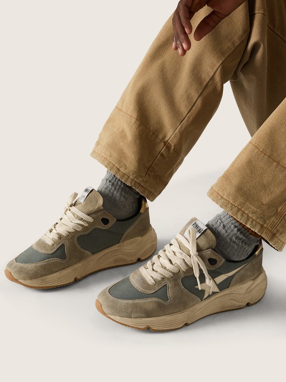 Golden Goose - Running Sole aus grauem Rauleder mit wei&szlig;em Stern und wei&szlig;er Ferse in 