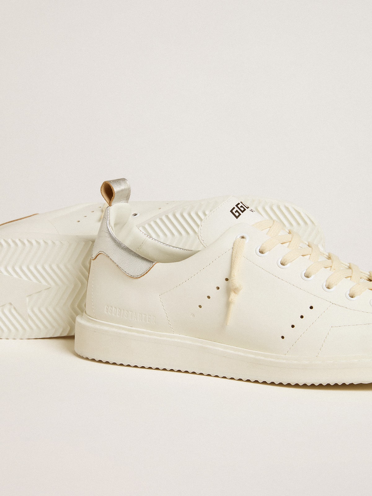 Golden Goose - Starter Uomo in pelle bianca con talloncino in pelle laminata argento in 