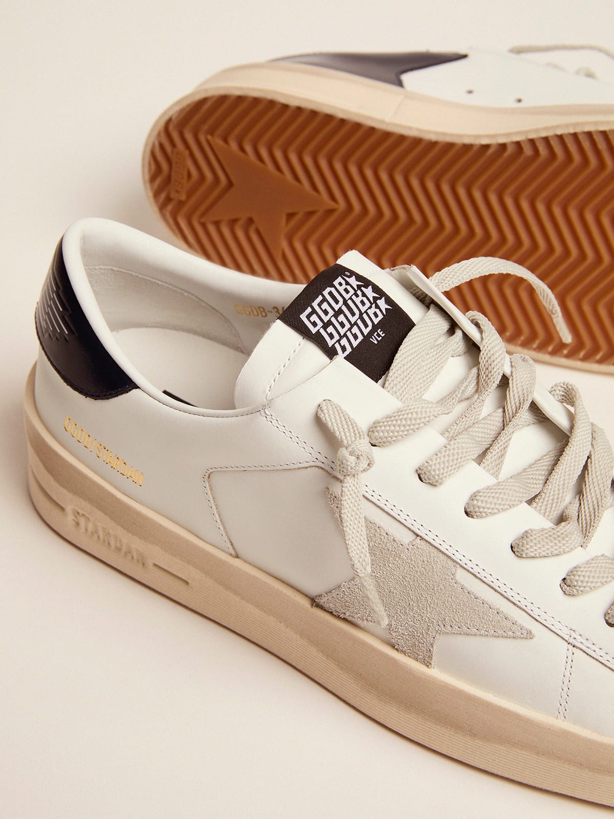 Golden Goose - Stardan para hombre con estrella de ante gris hielo y talón azul oscuro in 