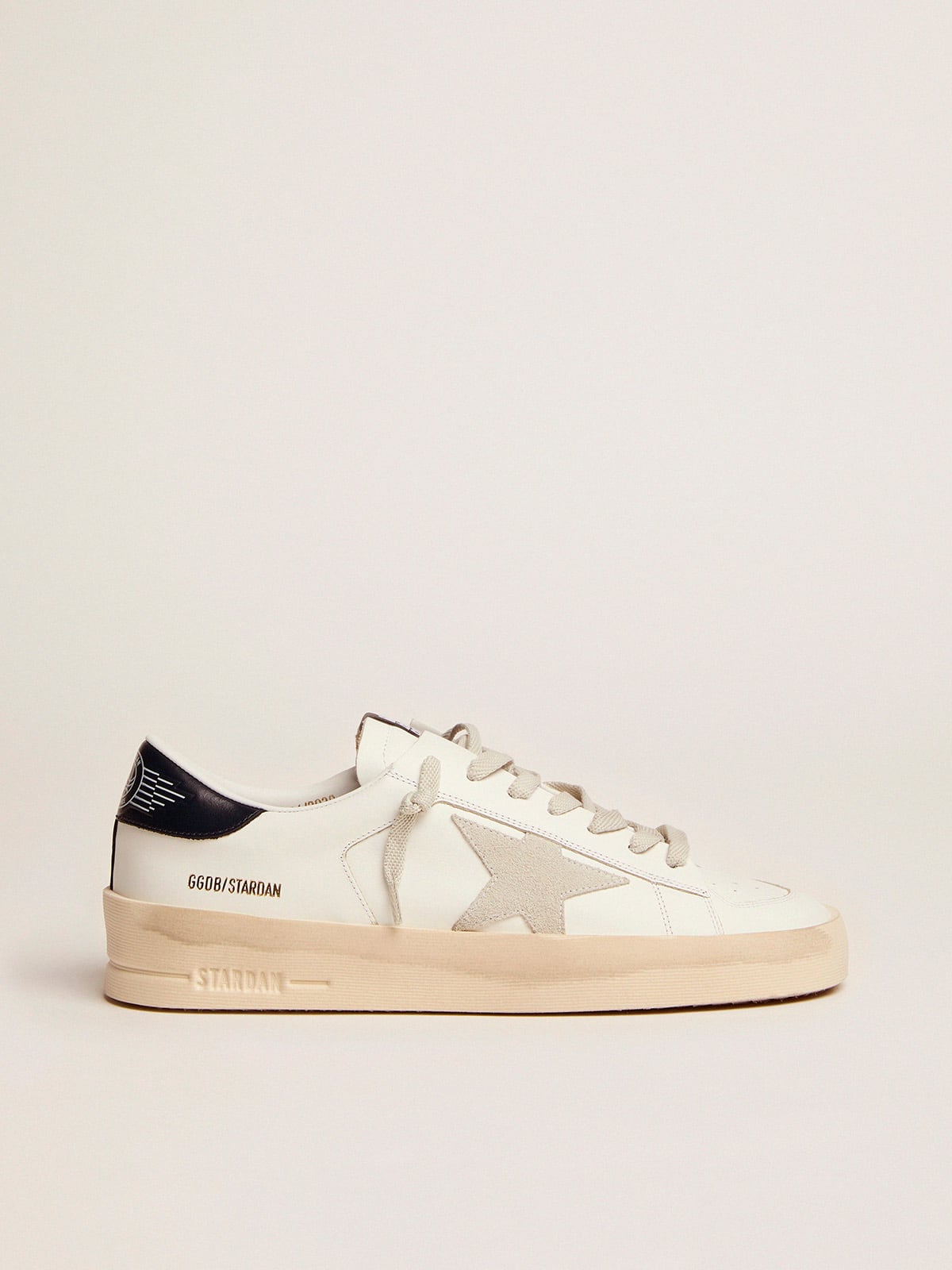 Golden Goose - Stardan Uomo con stella in suede grigio ghiaccio e talloncino blu in 