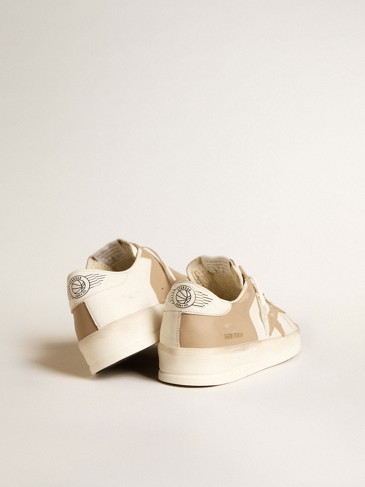 Golden Goose - Stardan de piel blanca y beige con estrella beige y refuerzo del talón blanco in