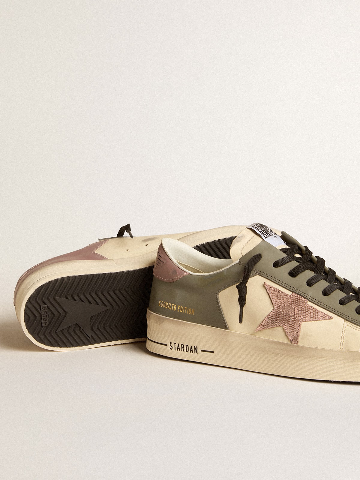 Golden Goose - Stardan homme LTD en cuir gris avec étoile et contrefort en cuir rose in 