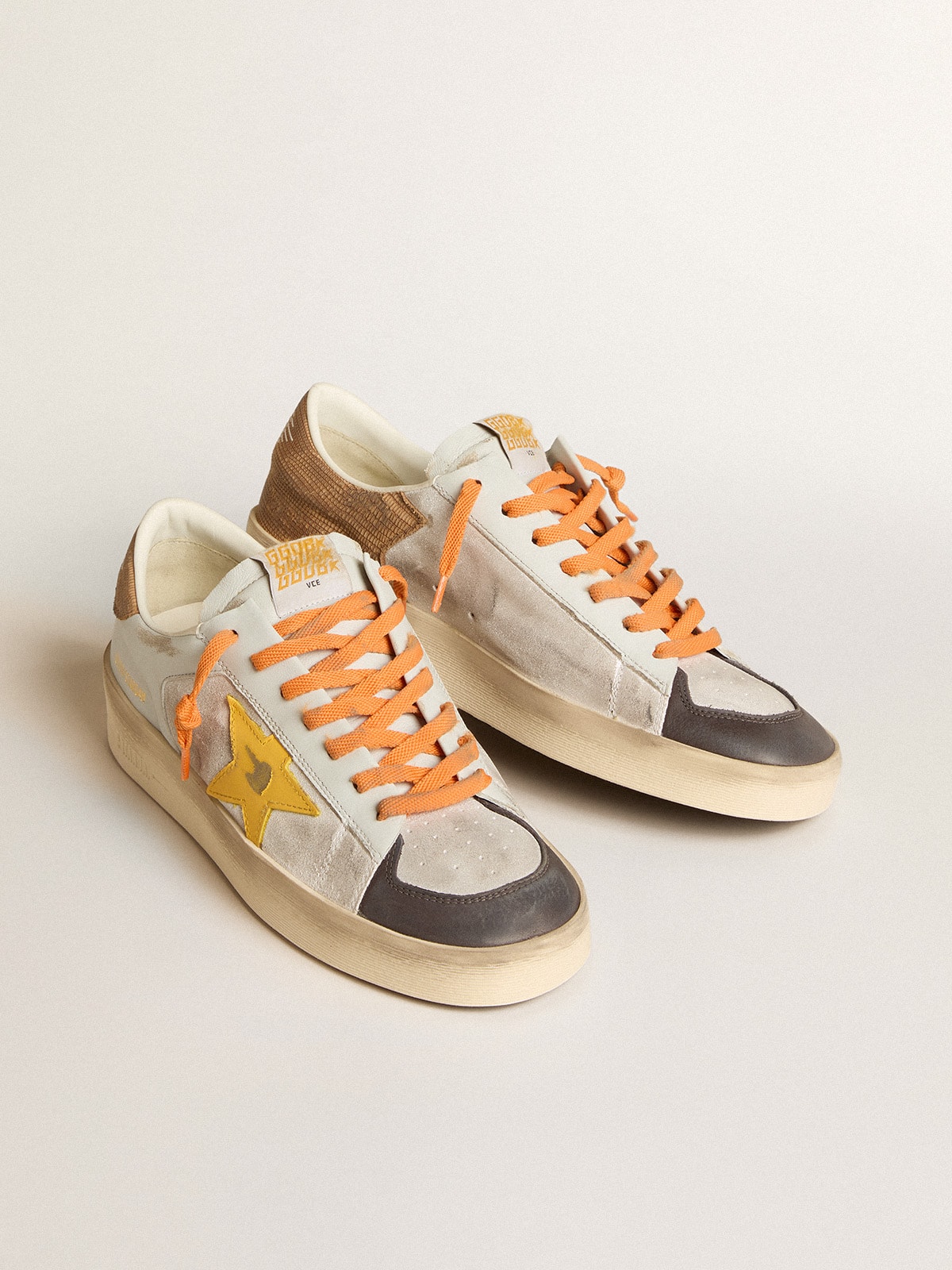 Golden Goose - Stardan Uomo bianca con stella in pelle ocra e inserti in nabuk in 