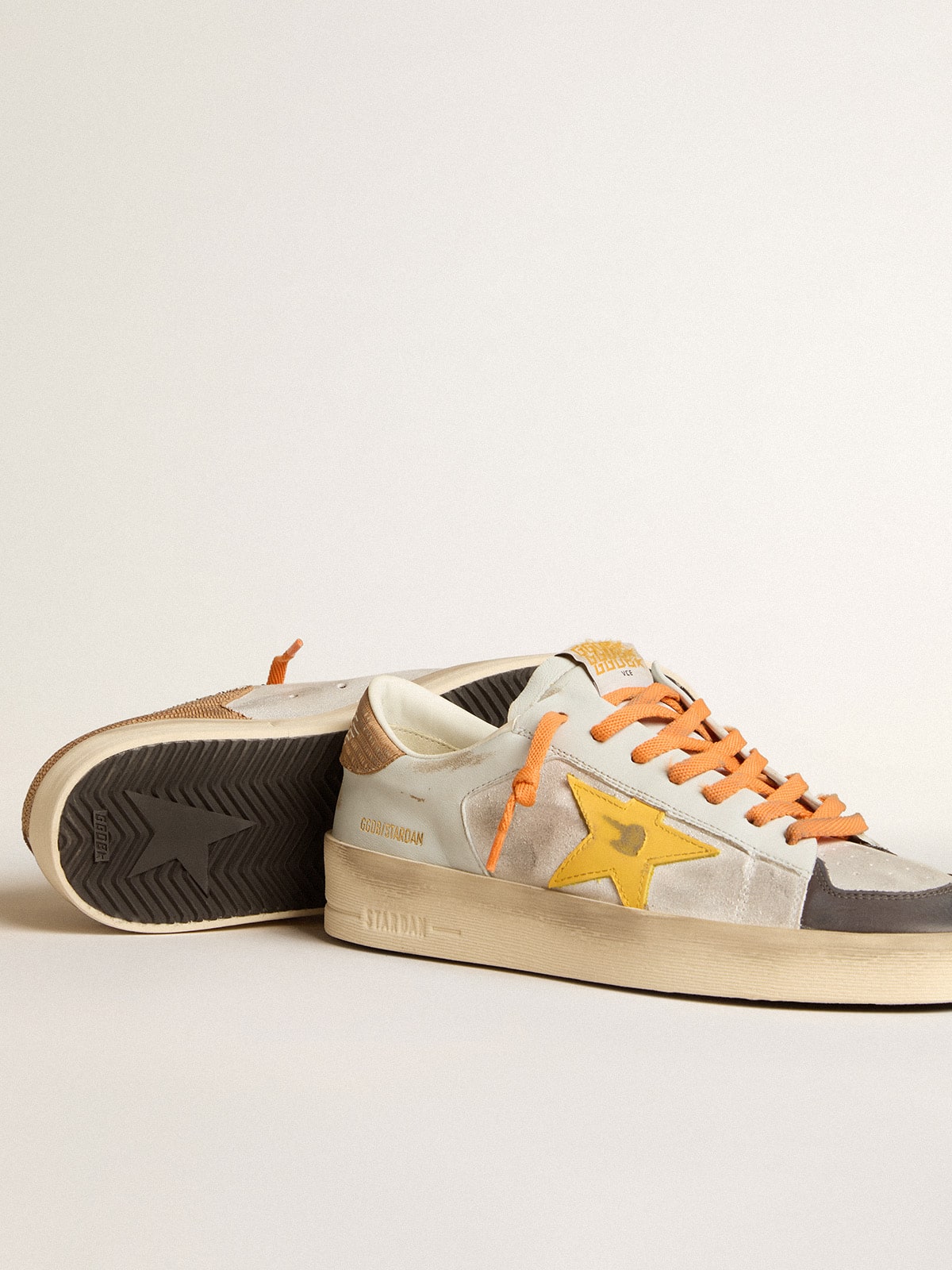 Golden Goose - Stardan Uomo bianca con stella in pelle ocra e inserti in nabuk in 