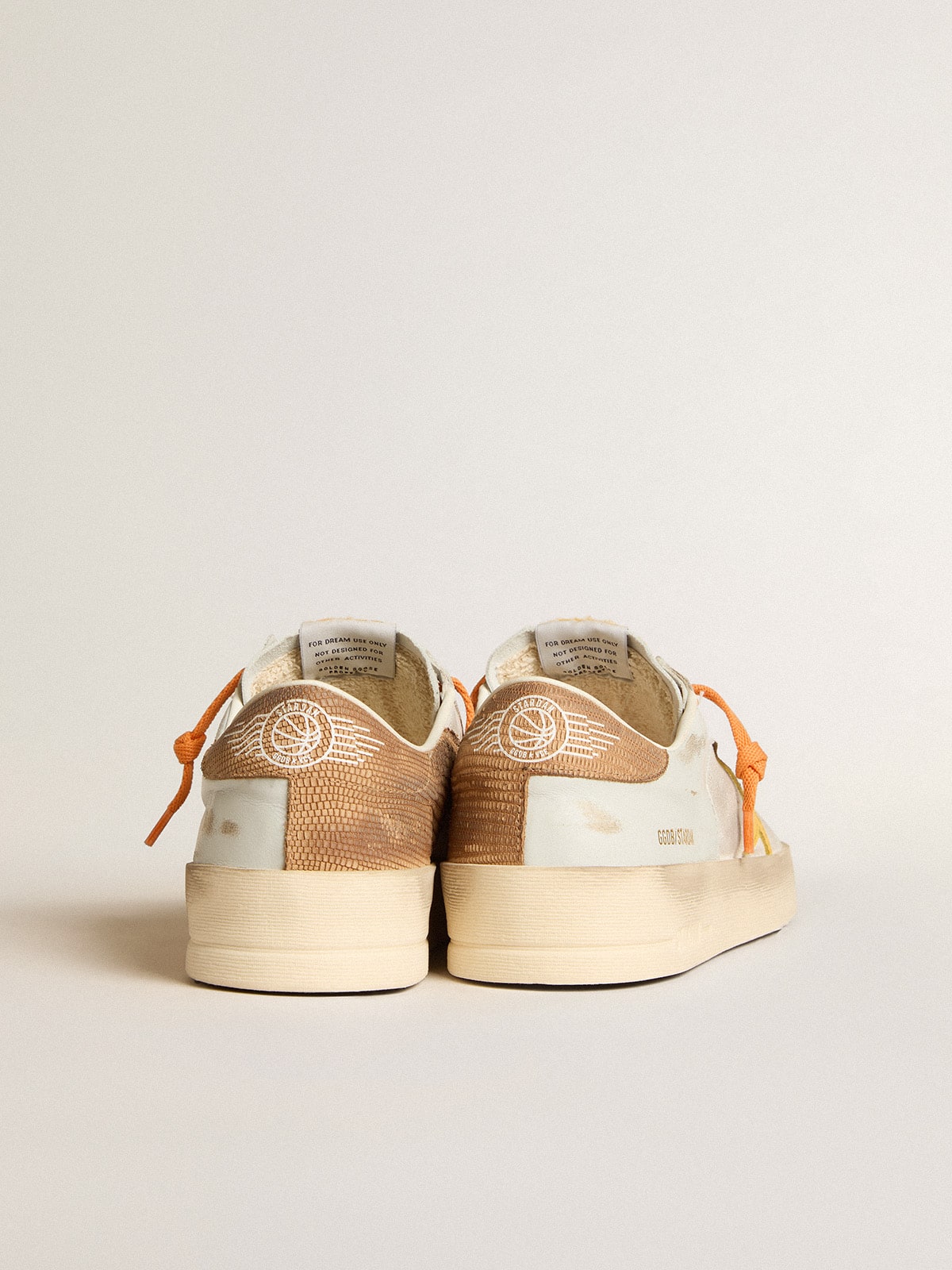 Golden Goose - Stardan Masculino branco com estrela de couro ocre e inserções de nabuk in 