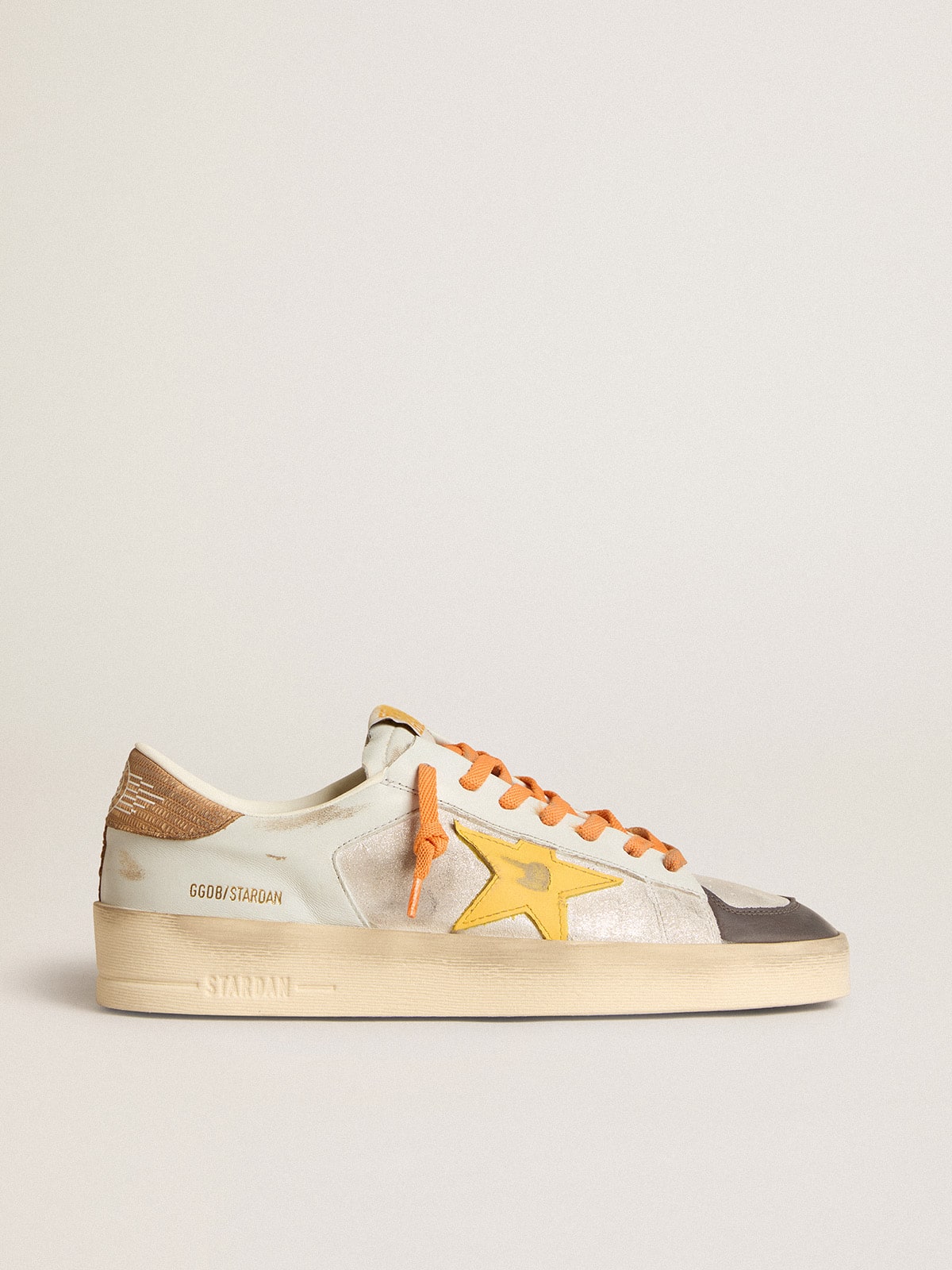 Golden Goose - Stardan Uomo bianca con stella in pelle ocra e inserti in nabuk in 