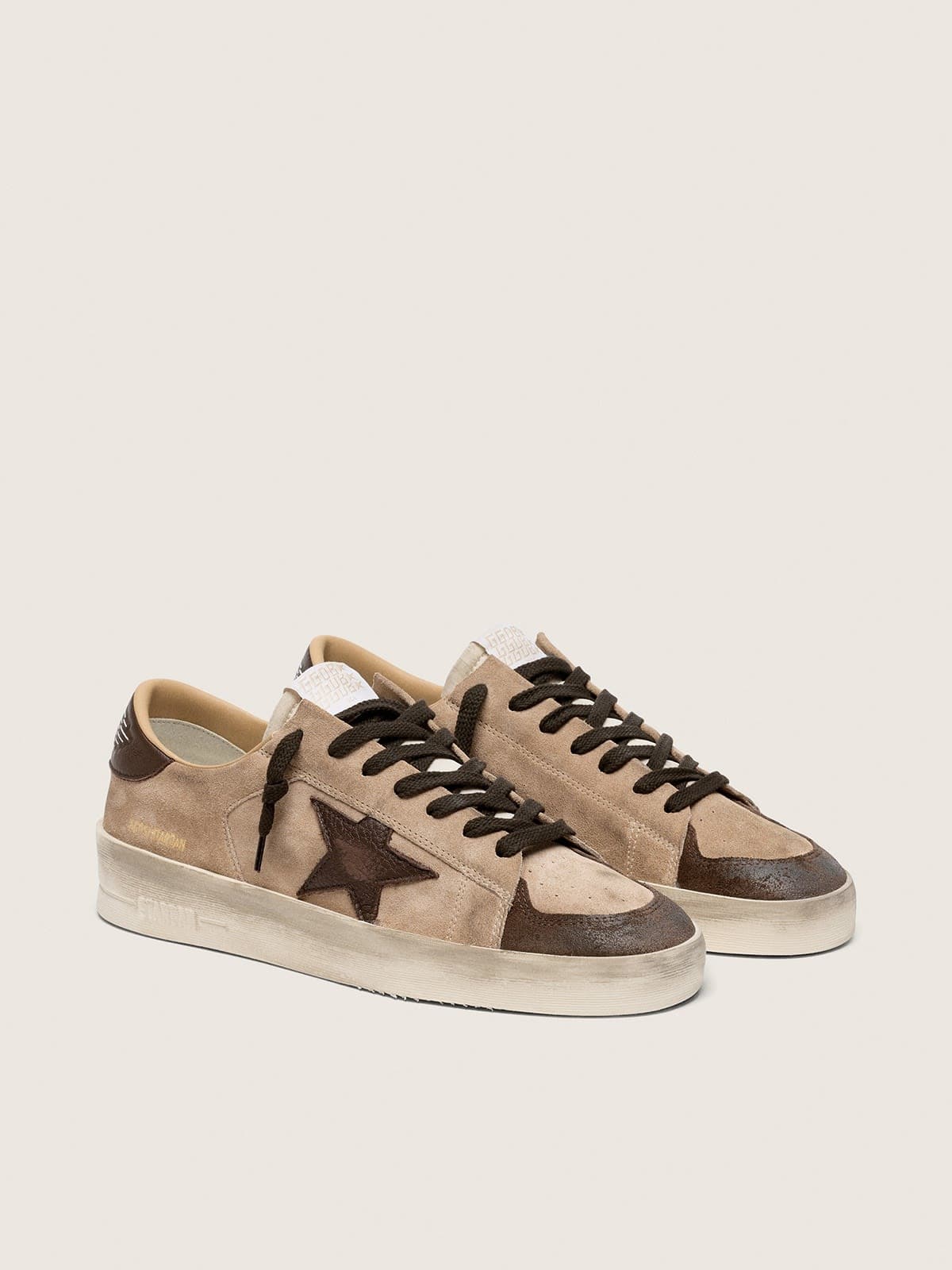 Stardan de hombre de ante beige con estrella y aplicaciones de color marr&oacute;n