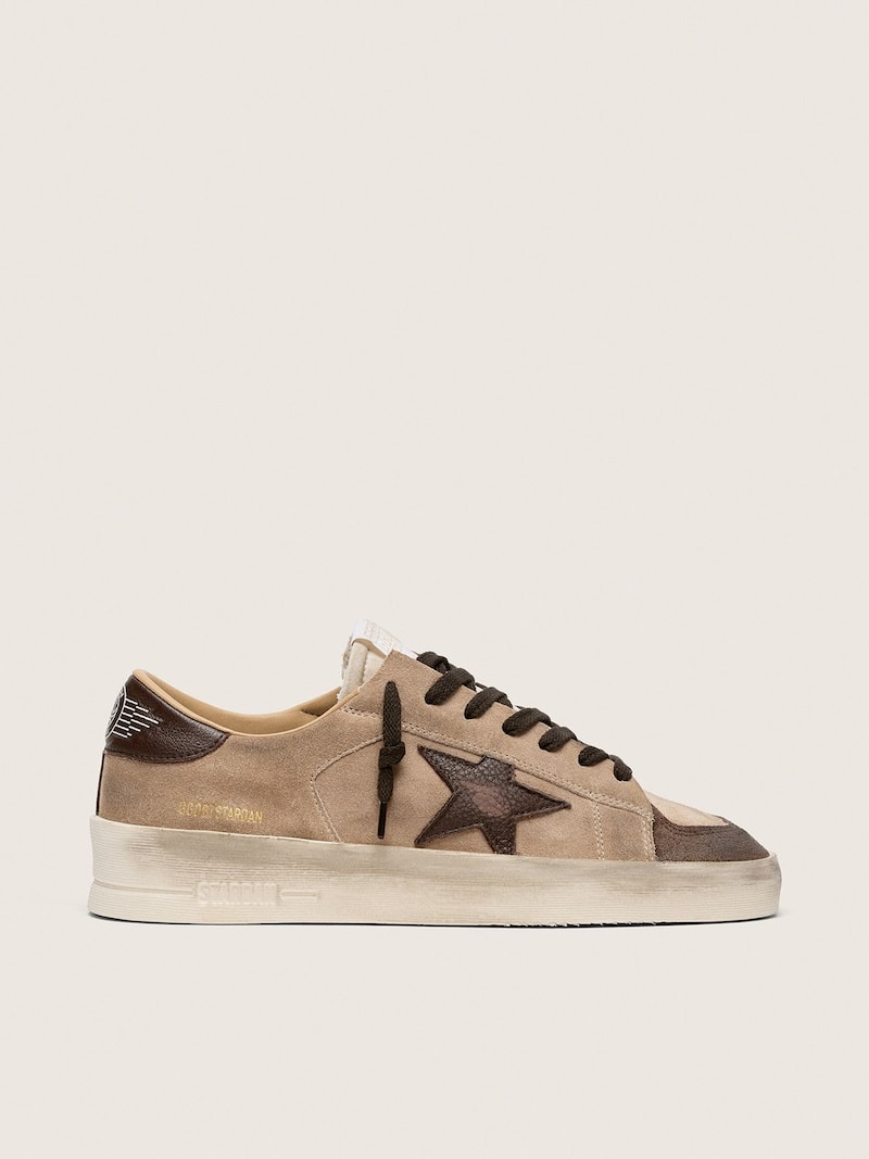 Stardan de hombre de ante beige con estrella y aplicaciones de color marr&oacute;n