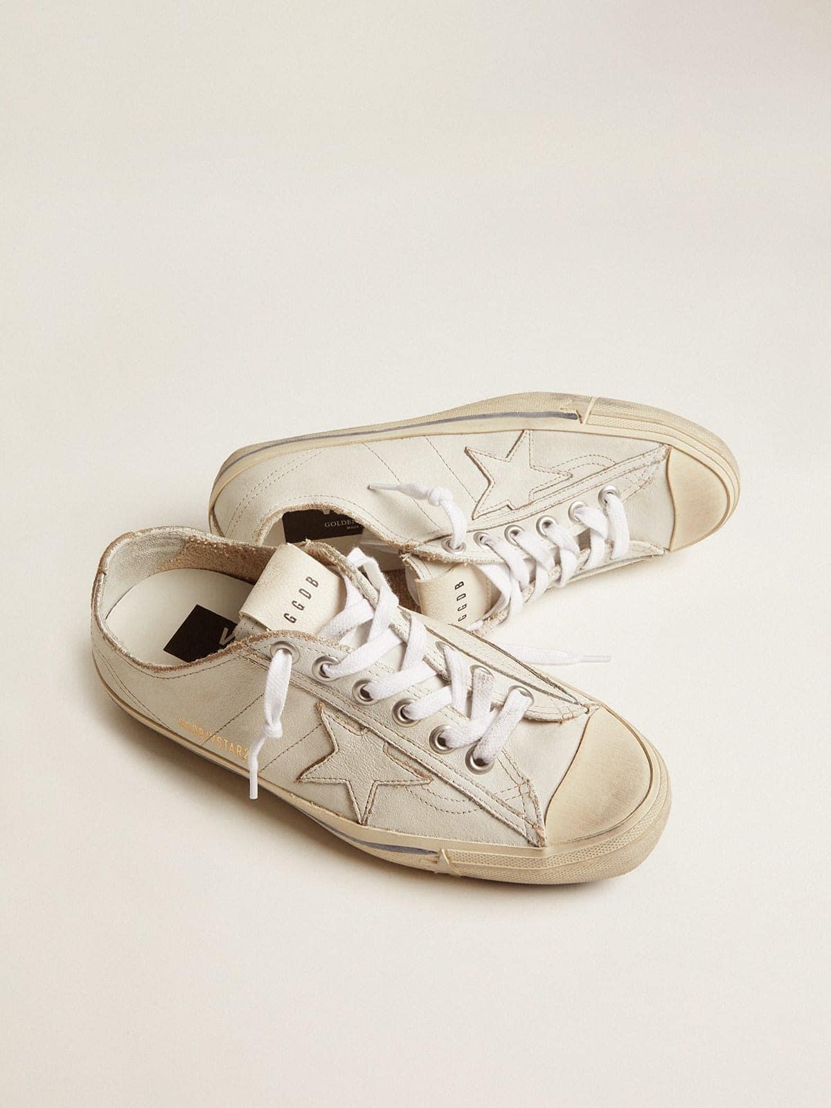 Golden Goose - V-Star Uomo in pelle bianca con stella bianca e riga azzurra sul foxing in 
