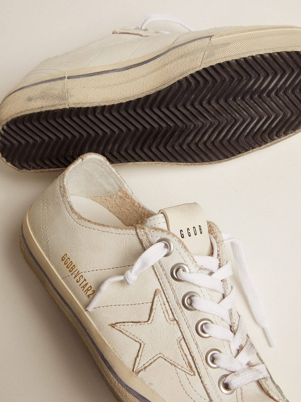 Golden Goose - V-Star Uomo in pelle bianca con stella bianca e riga azzurra sul foxing in 