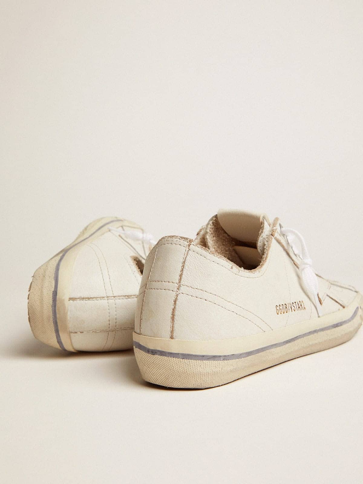 Golden Goose - V-Star Uomo in pelle bianca con stella bianca e riga azzurra sul foxing in 