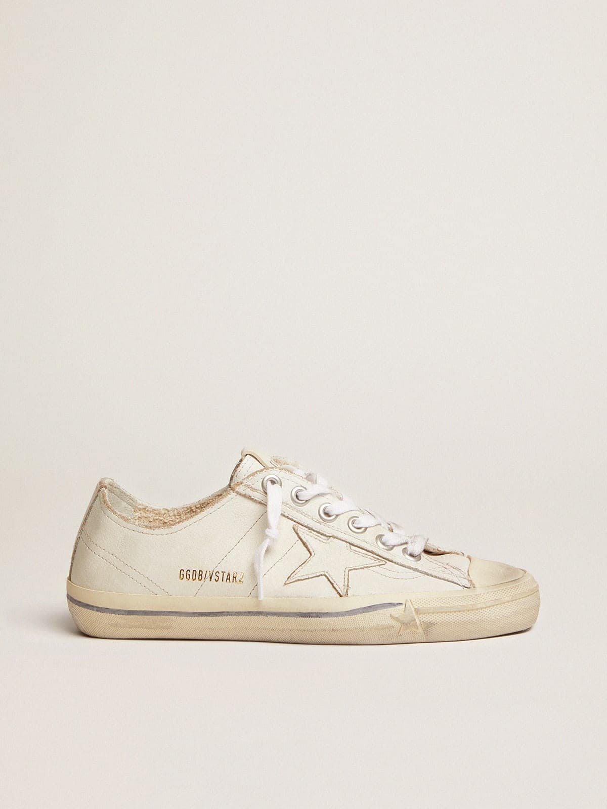 Golden Goose - V-Star Uomo in pelle bianca con stella bianca e riga azzurra sul foxing in 
