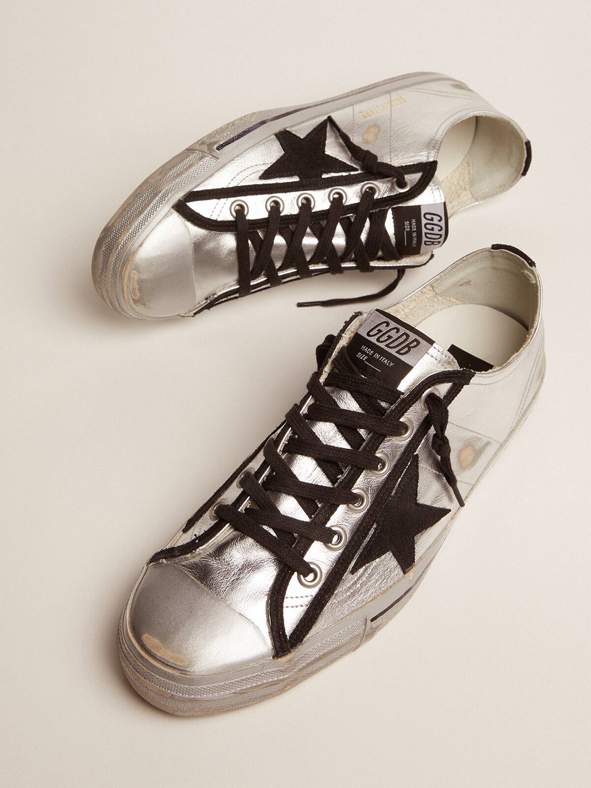 Golden Goose - V-Star sneakers in silver laminated leather with black suede details in 